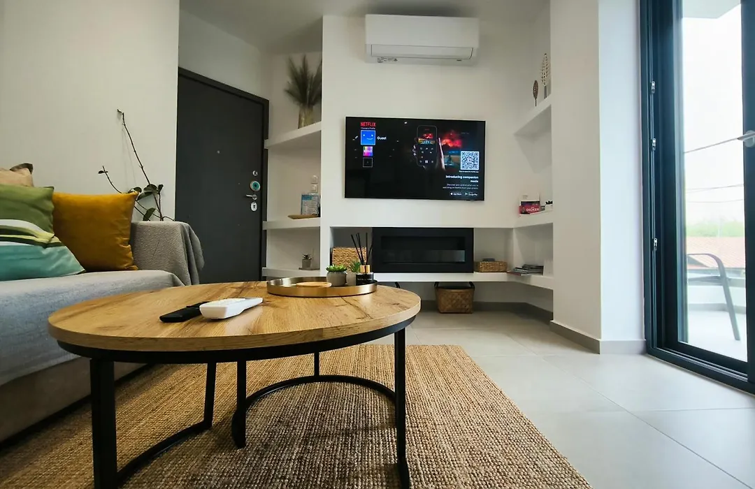 Floral Home 1 - Ground Floor Apt, Private Parking!-1