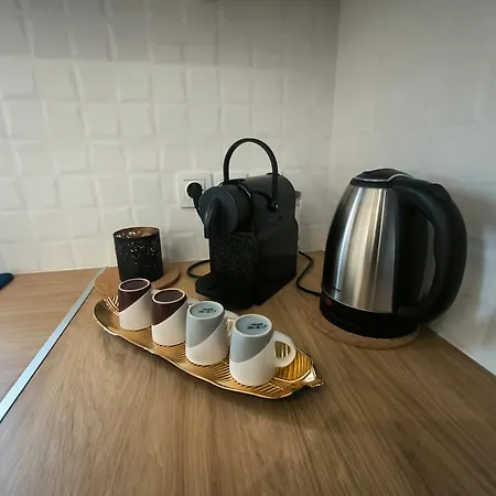 Floral Home 1 - Ground Floor Apt, Private Parking!-2